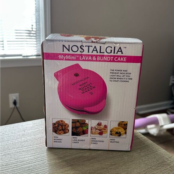 NEW … NOSTALGIA “My Mini” Lava & Bundt Cake Maker - Picture 2 of 3